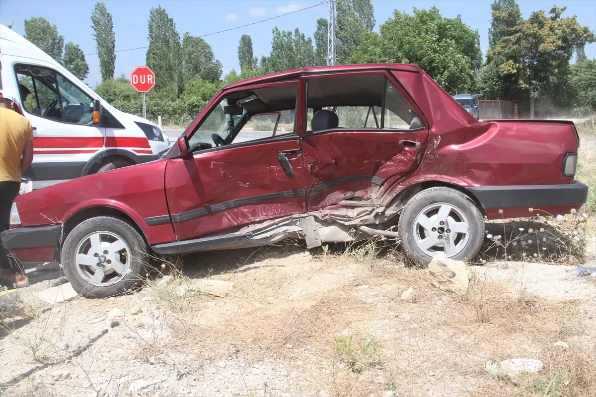 Konya Beyşehir\'de Kavşakta Trafik Kazası: 3 Yaralı