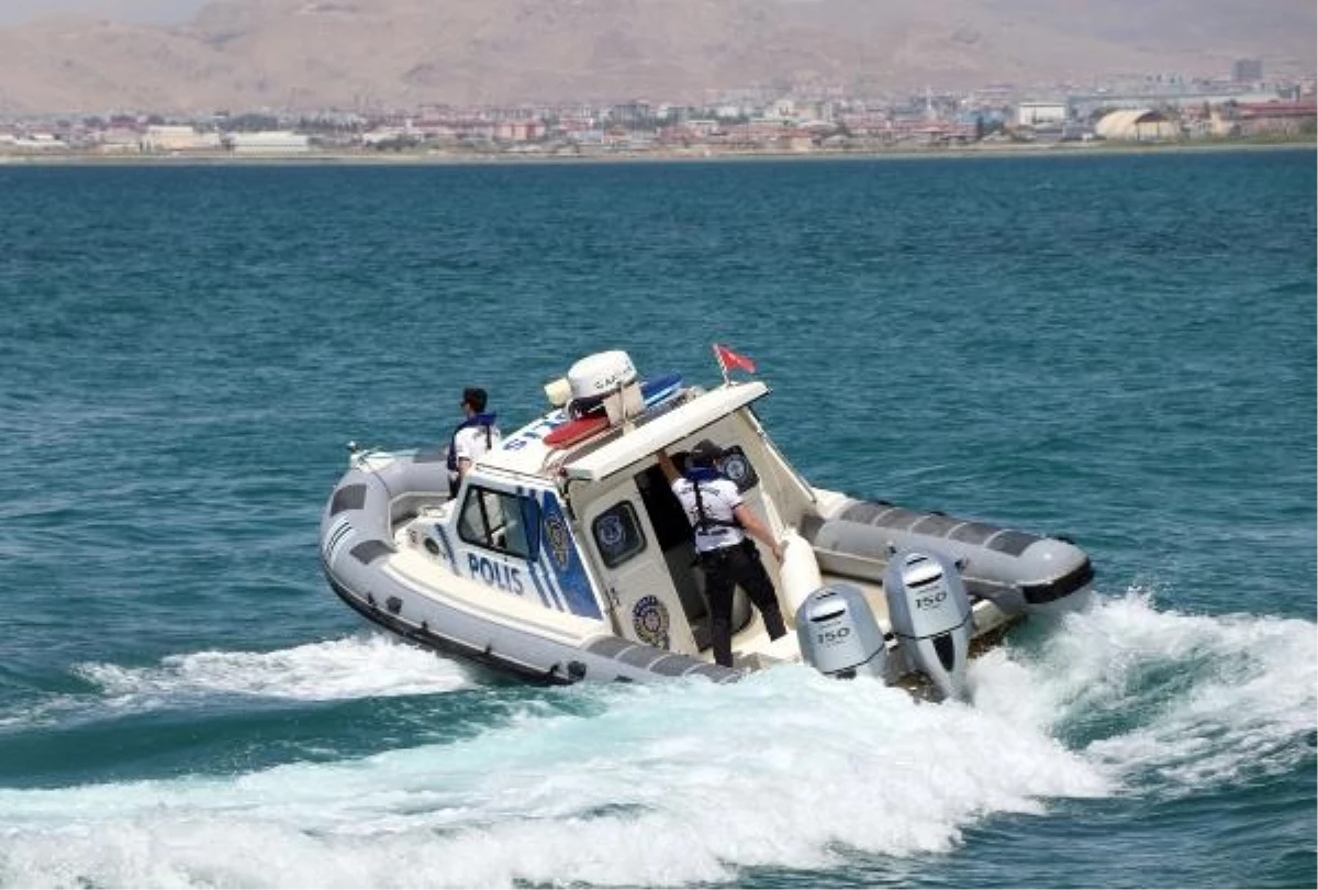 Van Emniyet Müdürlüğü Deniz Polisi, boğulma vakalarına müdahale ediyor