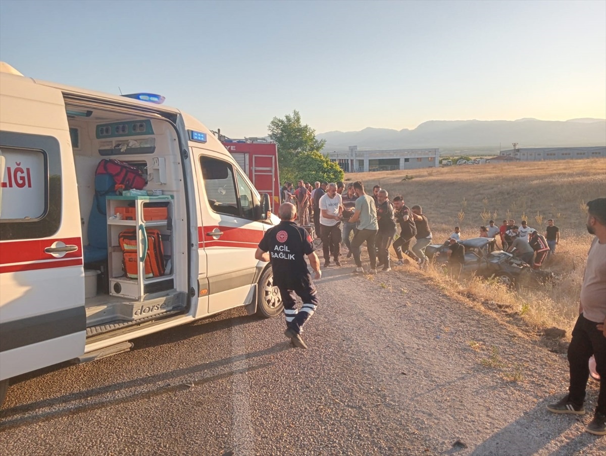 Malatya\'da Otomobil Çarpışması: 1 Ölü, 5 Yaralı