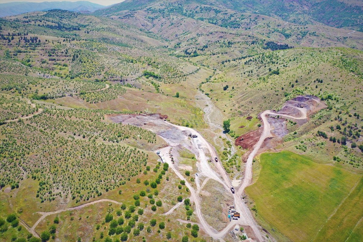 Malatya\'daki Yenice Barajı\'nda Gövde Sıyırma Kazı Çalışması Yapılıyor