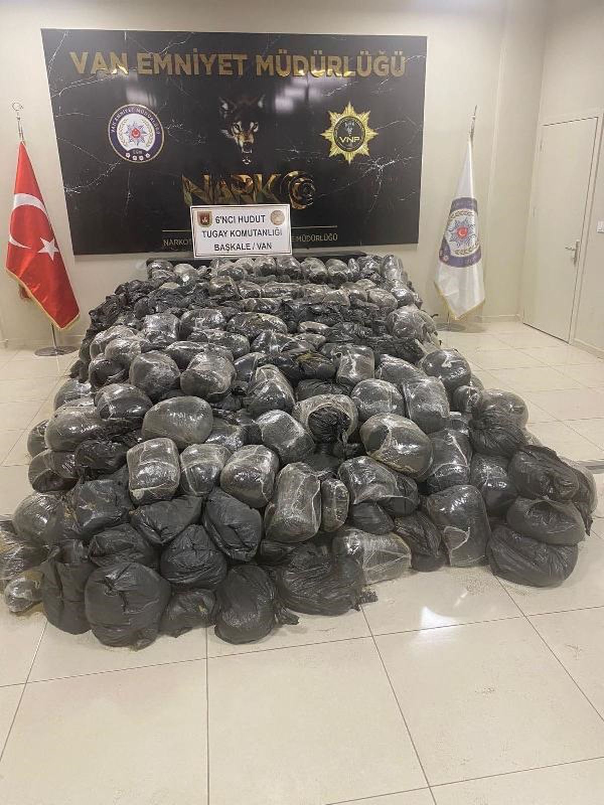 Van Hudut Hattında 2 Ton 90 Kilo Toz Esrar Ele Geçirildi