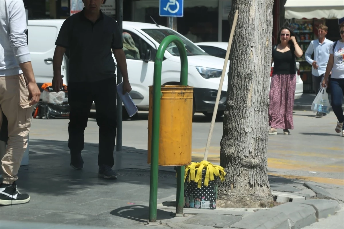 Niğde Belediyesi Bankalar ve Bor Caddelerindeki Çöp Sepetlerini Değiştirdi