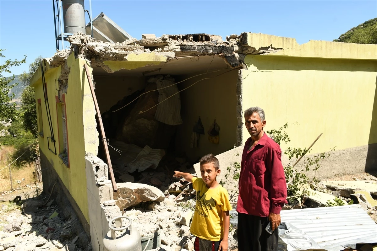 Osmaniye\'de deprem sonucu yamaçtan kopan kaya parçası evde hasara yol açtı