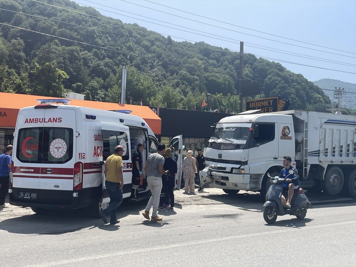 Sapanca\'da Kamyon ile Midibüs Çarpıştı: 7 Yabancı Turist Yaralandı