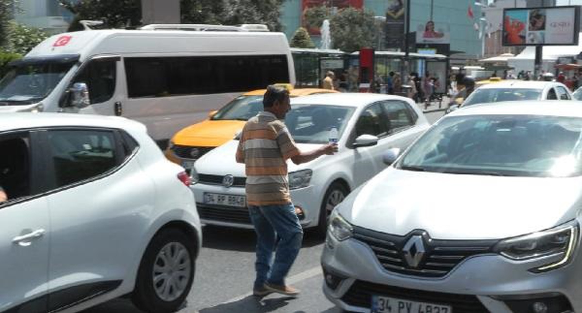 İstanbul\'da Sıcak Hava ve Yoğun Trafik Su Satıcılarının Gelirini Artırdı