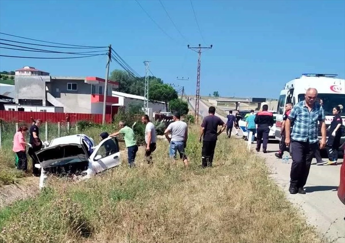 Sinop\'ta Kontrolden Çıkan Otomobilin Su Kanalına Devrilmesi Sonucu 7 Kişi Yaralandı