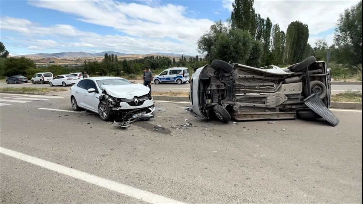 Sivas\'ta trafik kazası: 3 kişi yaralandı