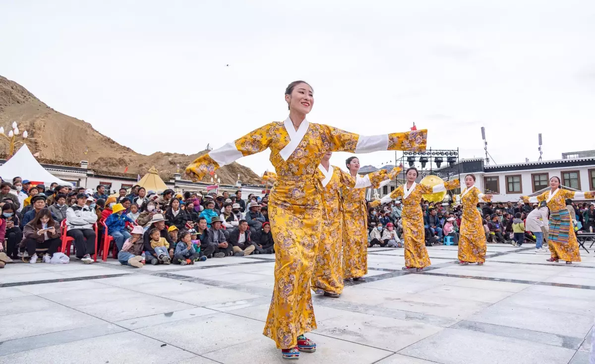 Tibet\'te Düzenlenen Müzik ve Yemek Festivalinden Renkli Görüntüler