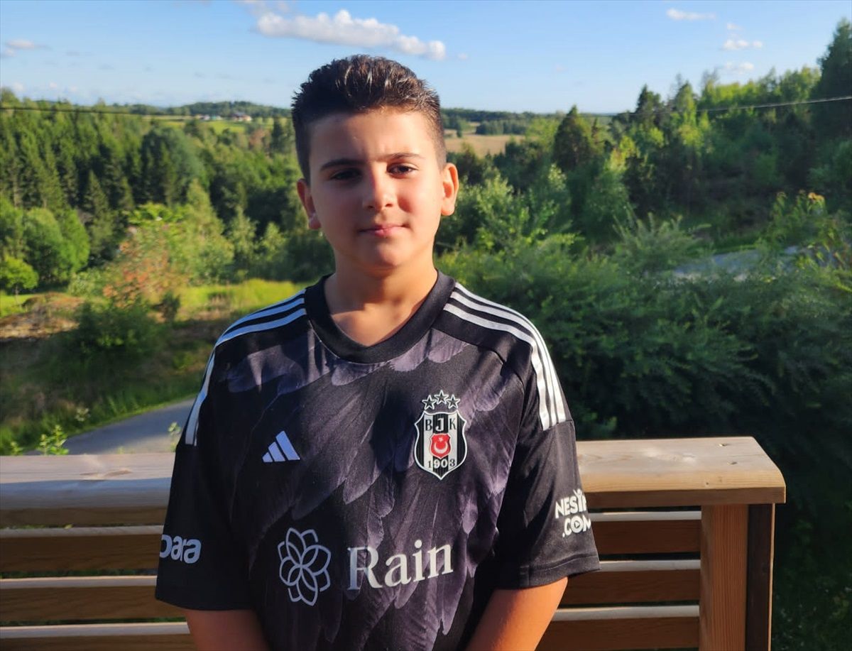 Norveç\'ten Türkiye\'ye gelen çocuğun Türk bayrağına tepkisi sosyal medyada viral oldu