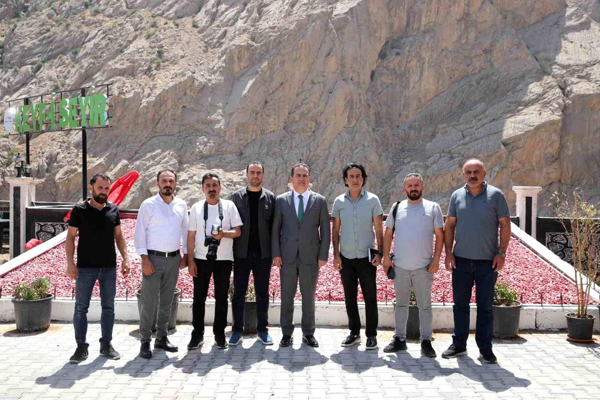 Hakkari Valisi ve Belediye Başkan Vekili İdris Akbıyık, Gazeteciler ve Basın Bayramı\'nda Basın Mensuplarıyla Buluştu