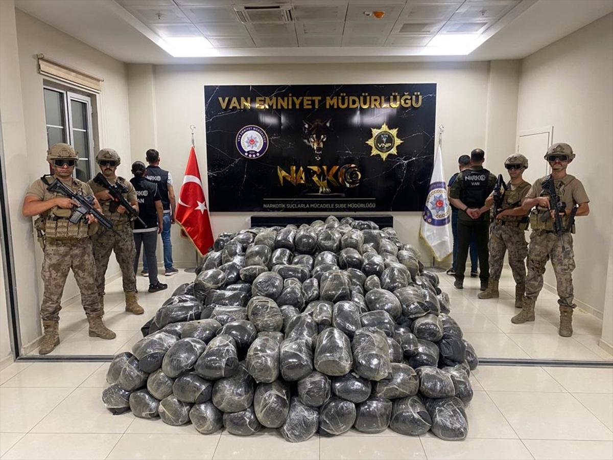 Van Sınır Hattında 2 Ton 90 Kilogram Toz Esrar Ele Geçirildi