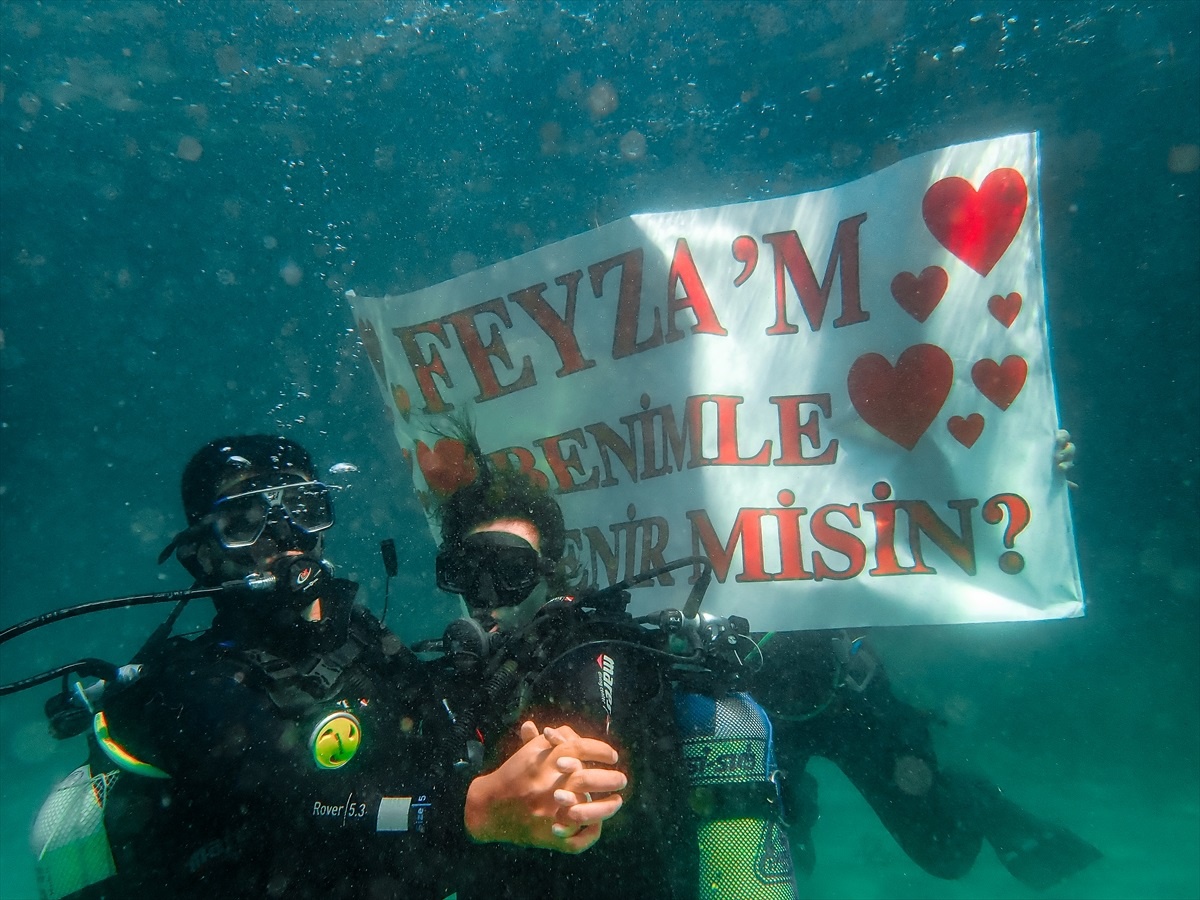Yalova\'da Dalış Yapan Kadına Su Altında Evlilik Teklifi