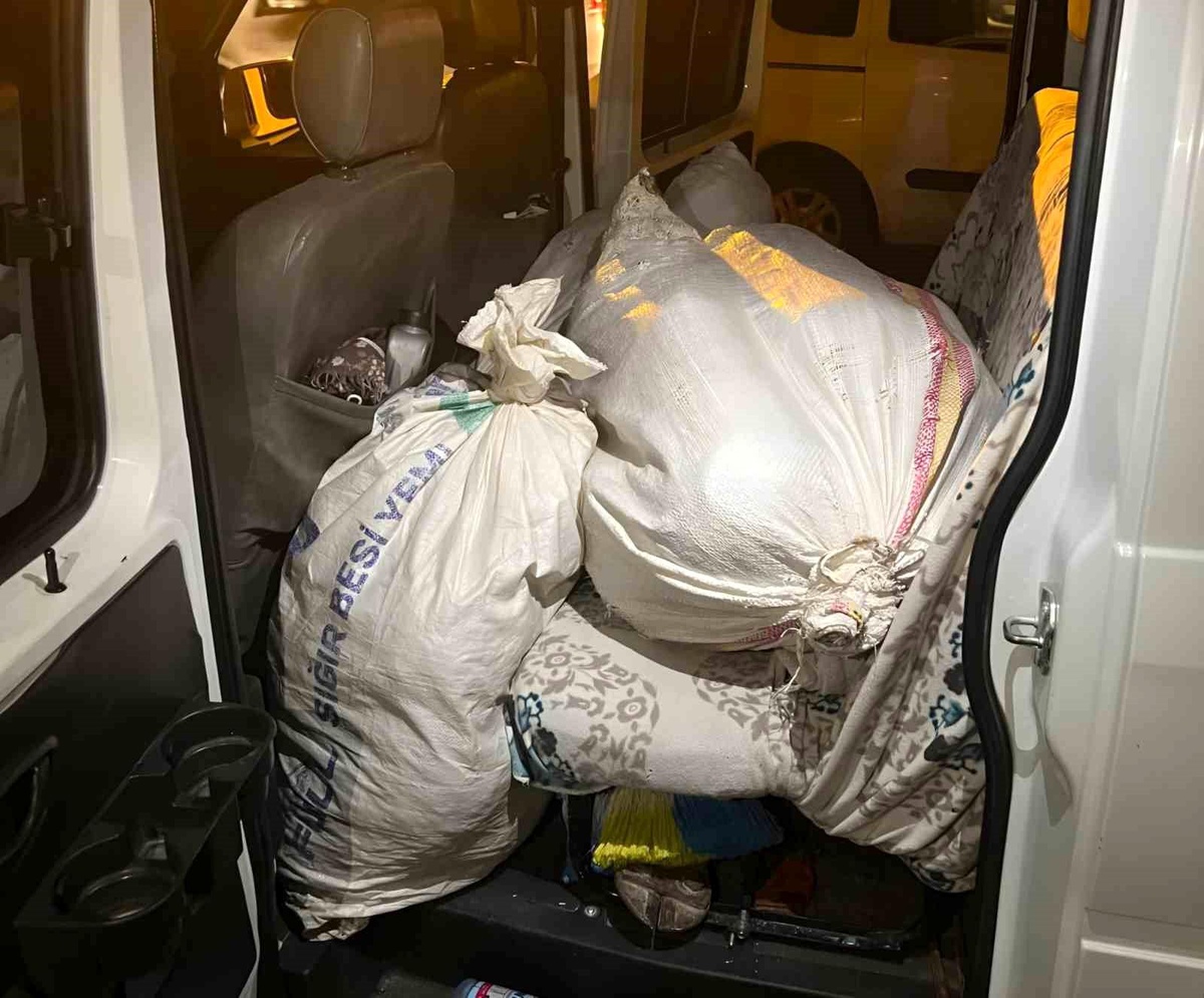 Diyarbakır\'da Yem Çuvallarında 27 Kilogram Uyuşturucu Yakalandı