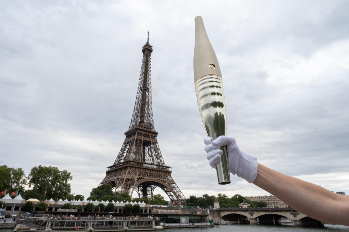 2024 Paris Olimpiyat Oyunları\'nın Meşalesi Tanıtıldı