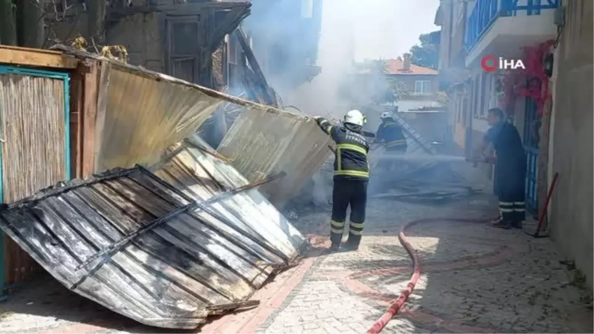 90 yıllık tarihi binada çıkan yangın paniğe neden oldu