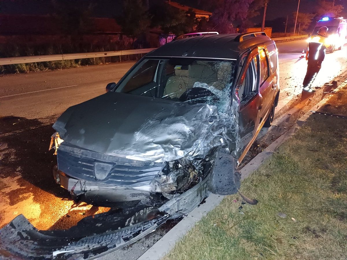 Afyonkarahisar\'da Otomobil ile Hafif Ticari Araç Çarpışması: 4 Yaralı
