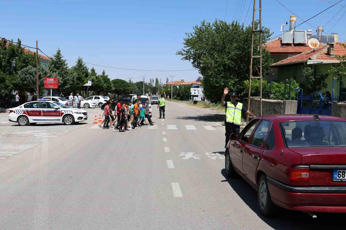 Aksaray\'da Jandarma Ekipleri Yaya Önceliği Uygulaması Yaptı