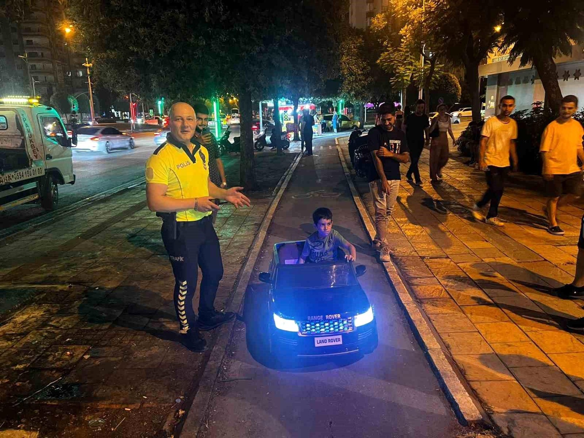 Adana\'da Trafik Polisi ile Çocuk Arasında Tebessüm Dolu Diyalog