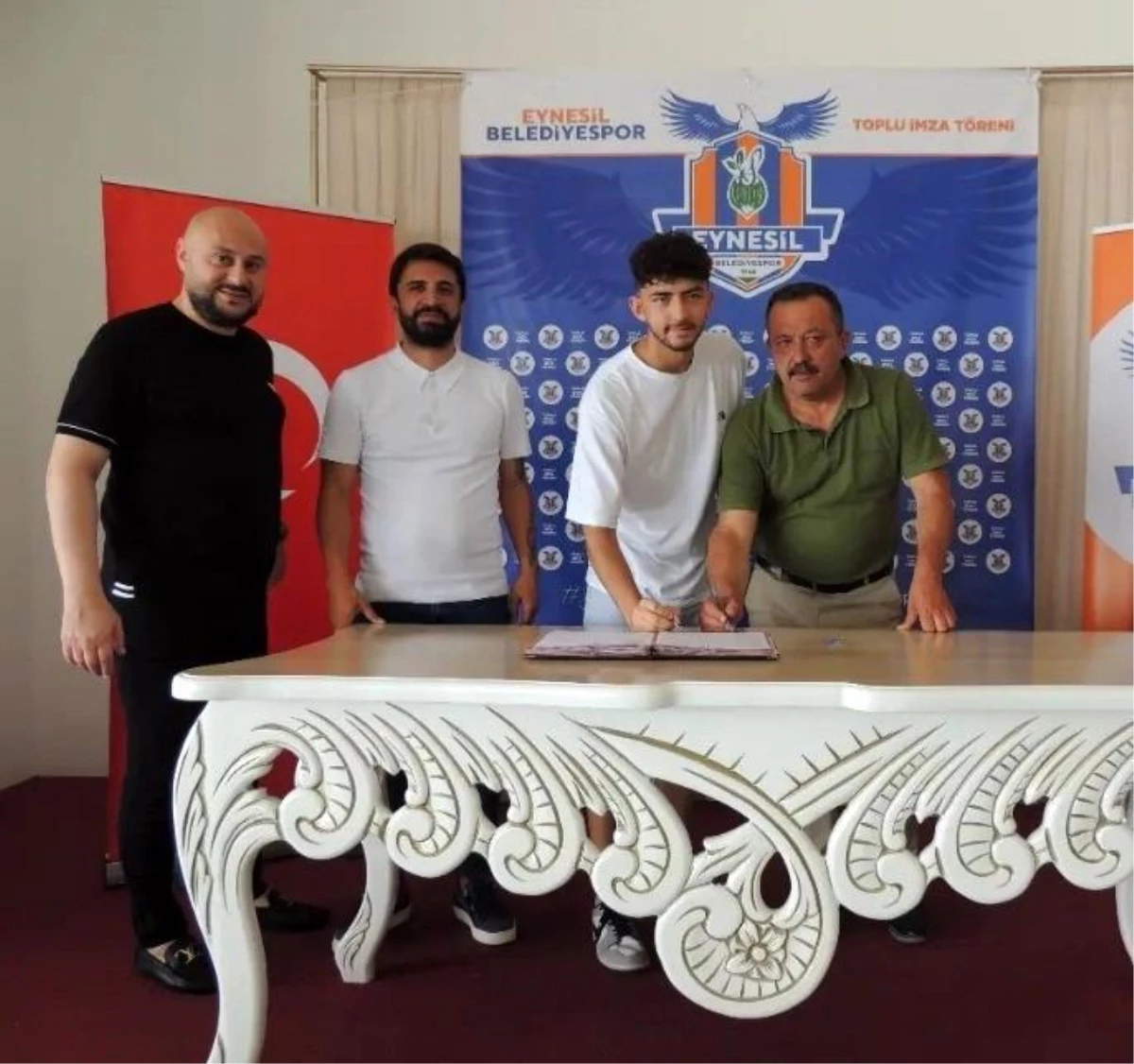 Alperen Elmas, Eynesil Belediyespor ile sözleşme imzaladı