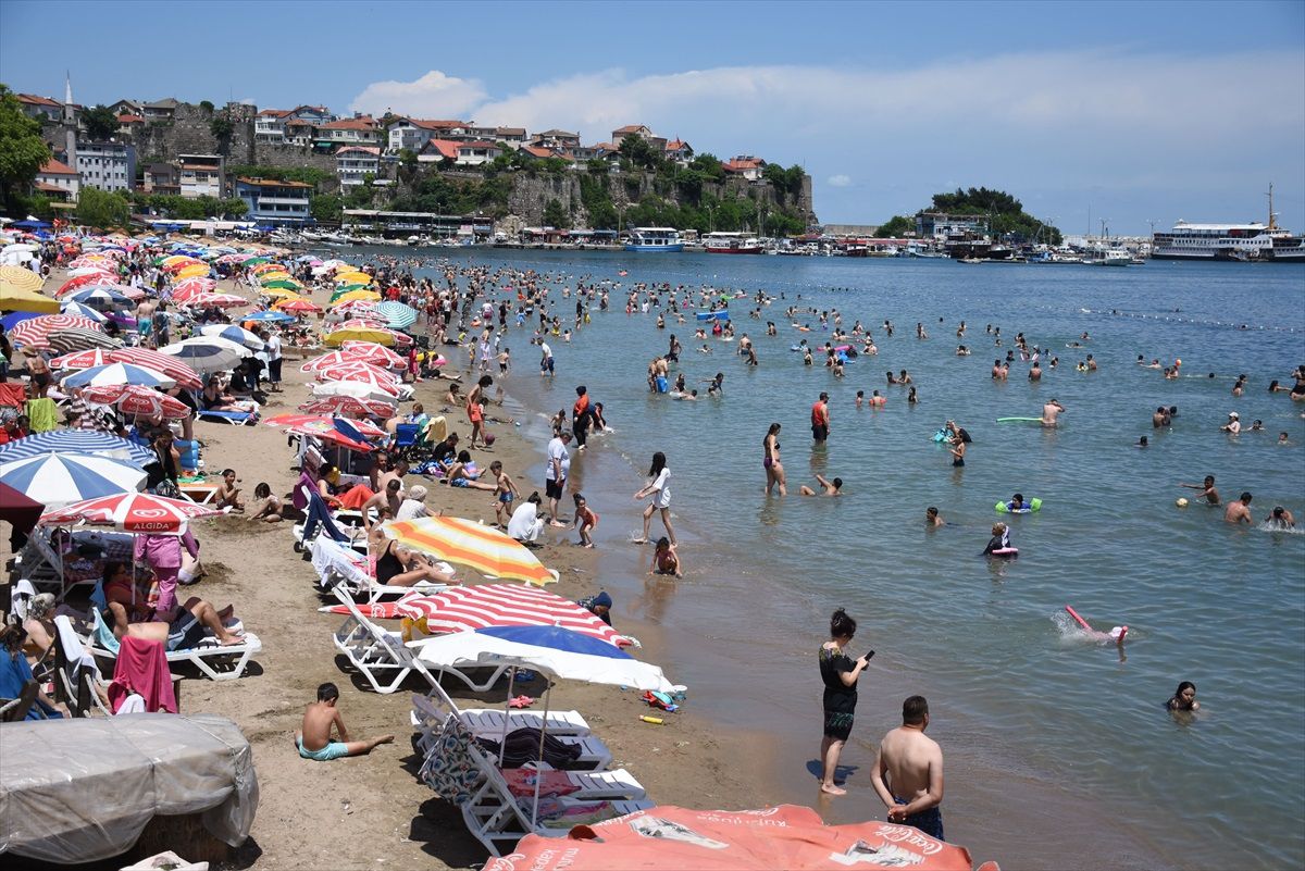 Amasra ve Akçakoca\'da Sıcak Hava Nedeniyle Sahillere Yoğun İlgi