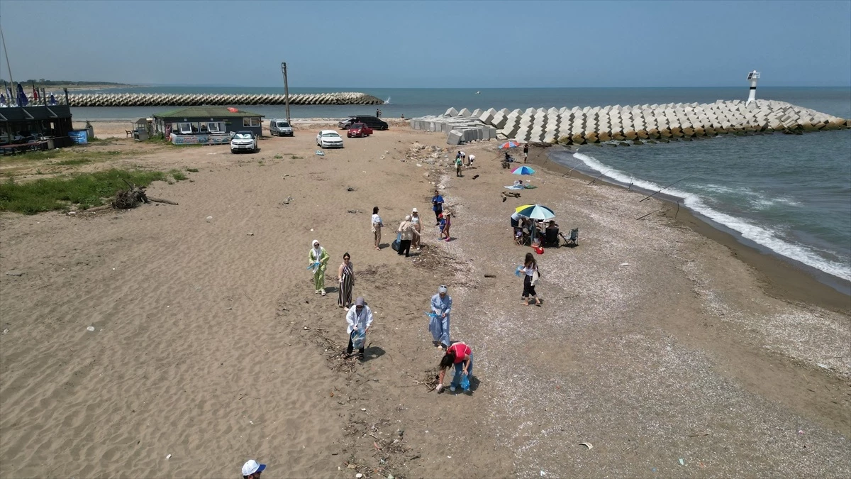 Öğrenciler Karasu sahilinde çevre temizliği yaptı