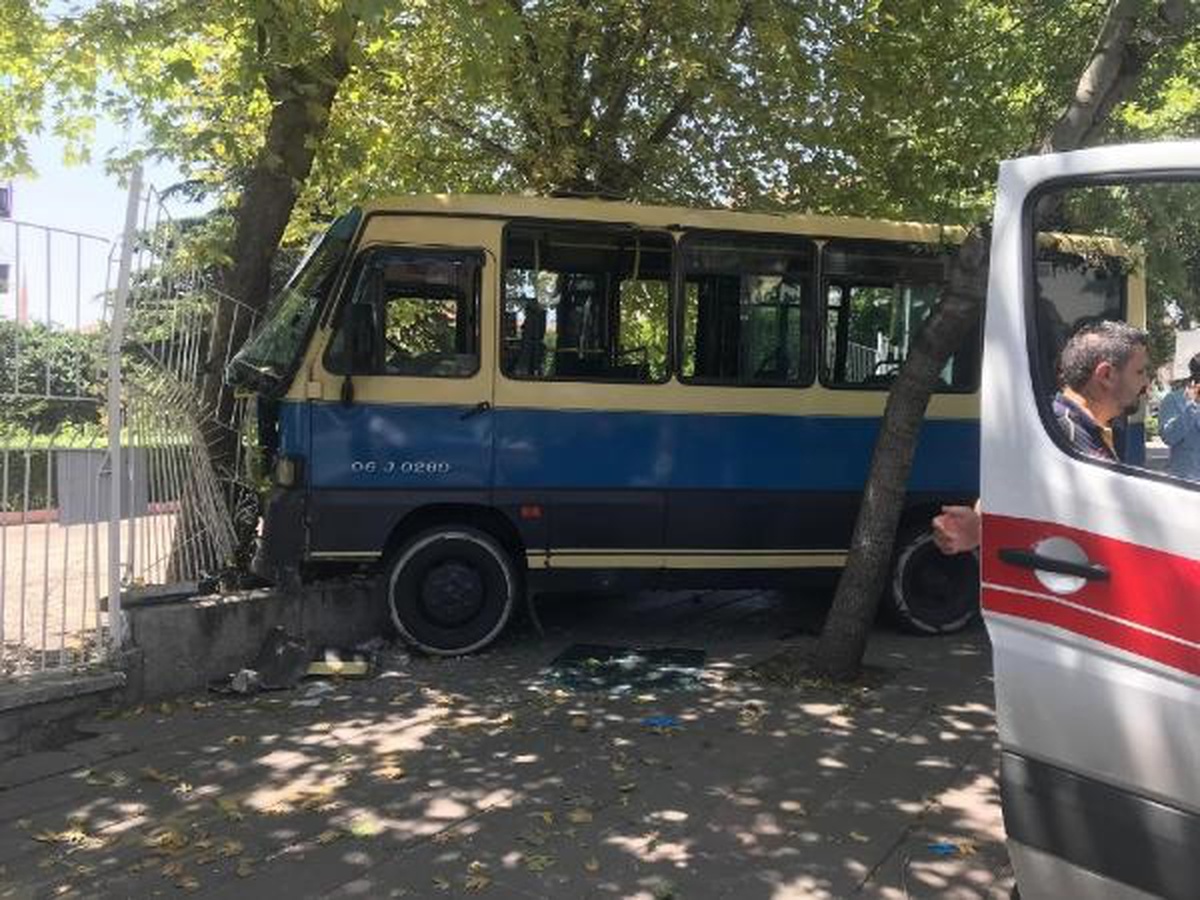 Keçiören\'de freni boşalan dolmuş kaza yaptı: 6 yaralı