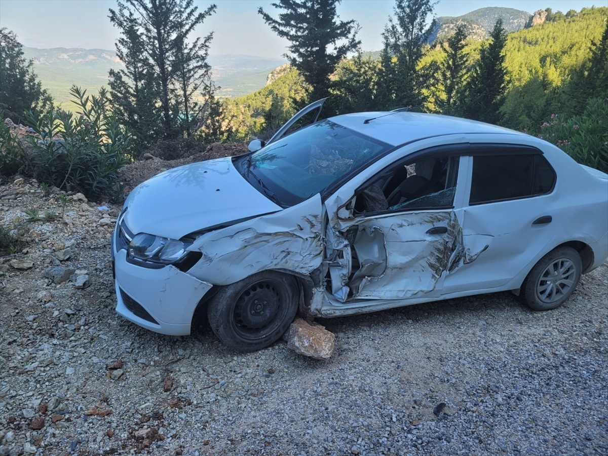 Antalya\'da kamyon ile otomobil çarpıştı: 2 yaralı
