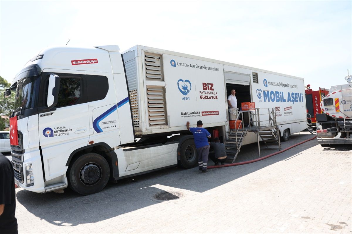Antalya\'da Orman Yangınına Katılanlara Mobil Aşevi