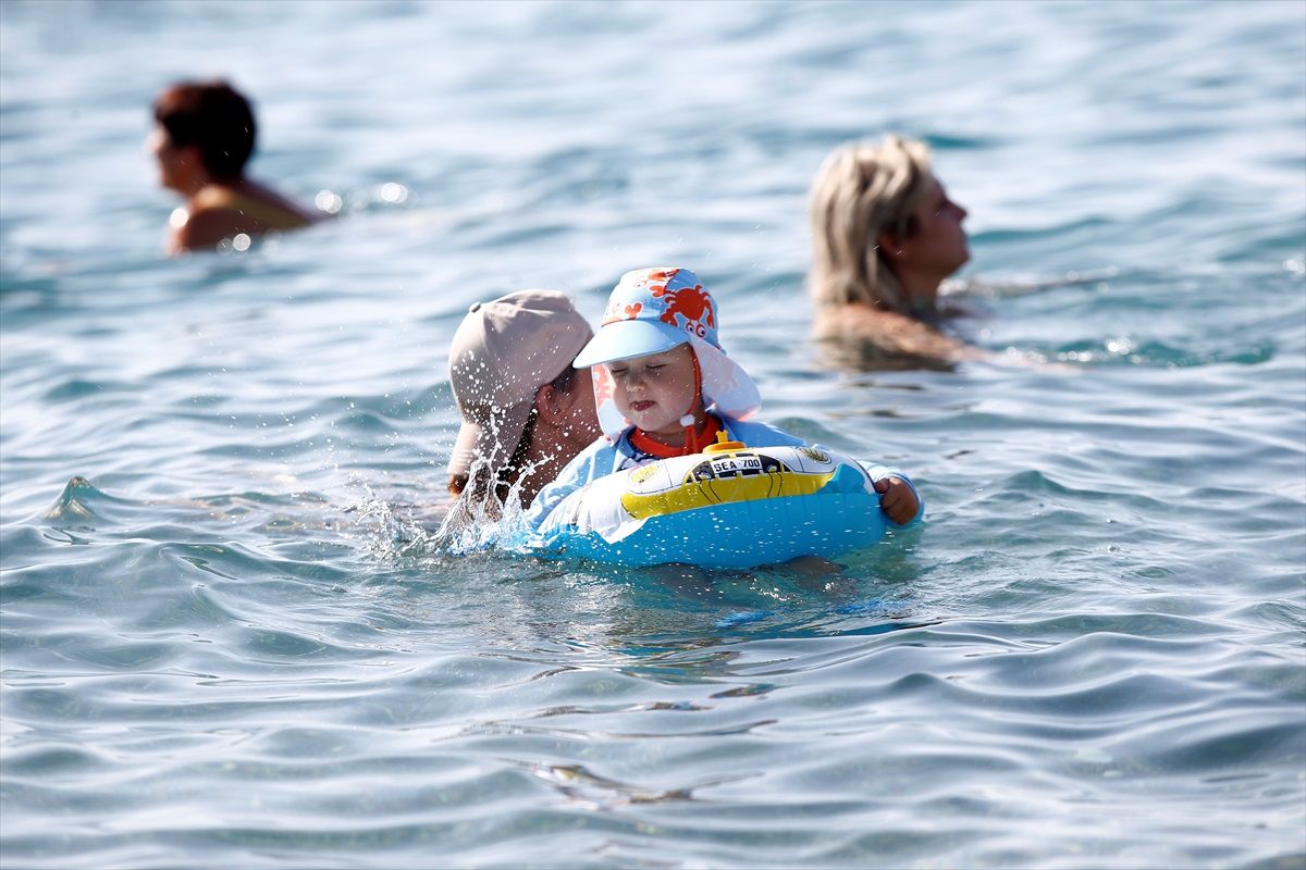 Antalya\'da Sıcak Hava Etkisini Sürdürüyor