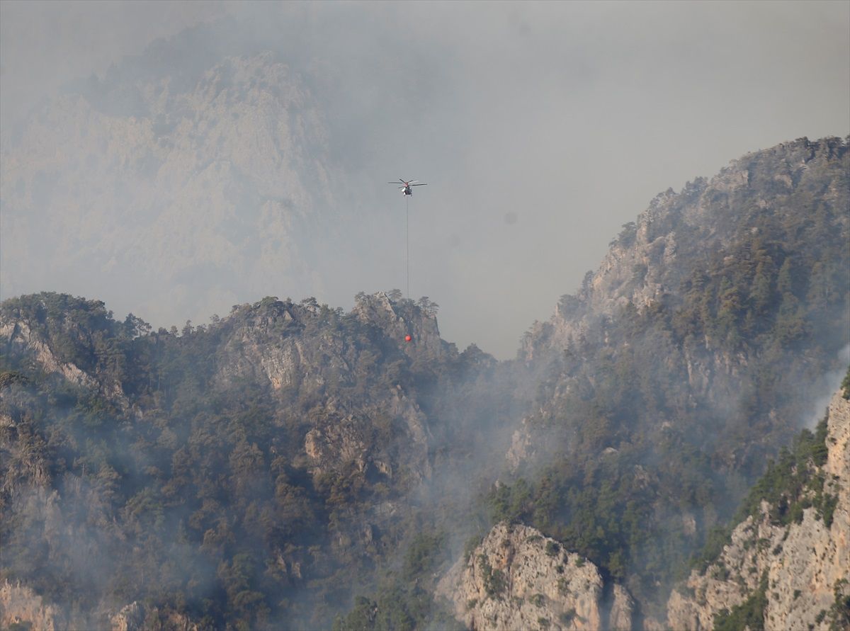 Antalya Kemer\'deki Orman Yangınında Söndürme Çalışmaları Devam Ediyor