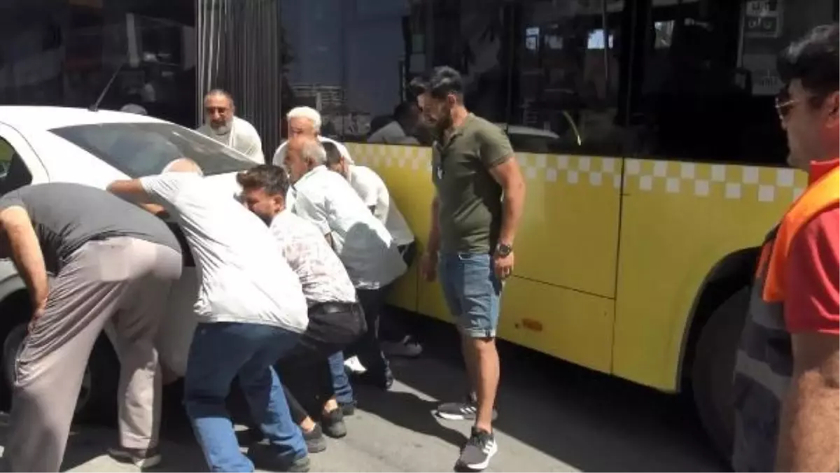 İETT Otobüsü Park Edilen Otomobil Yüzünden Trafikte Mahsur Kaldı