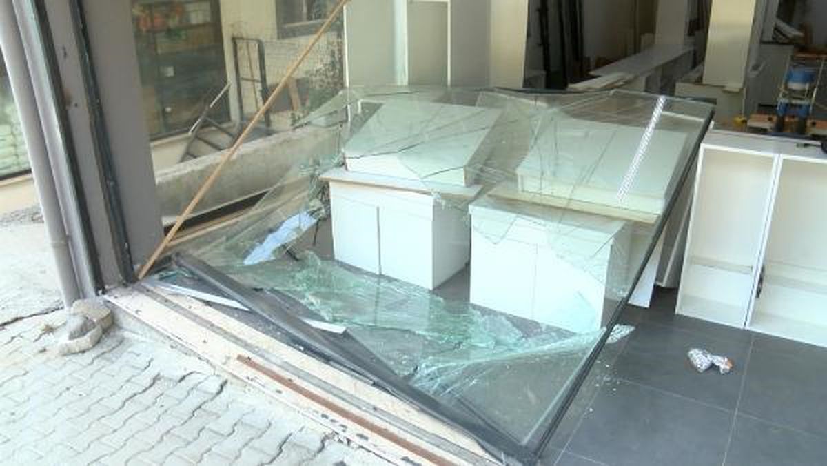 Başakşehir\'de ehliyetsiz sürücünün kullandığı otomobil 4 kişiye çarptı