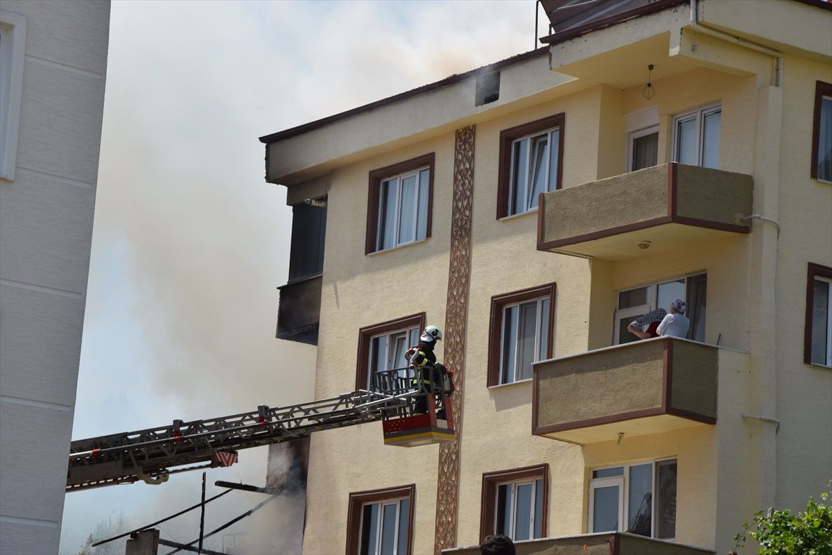 Bilecik\'te Yangında Mahsur Kalan 1 Bebek ve 2 Kişi Kurtarıldı