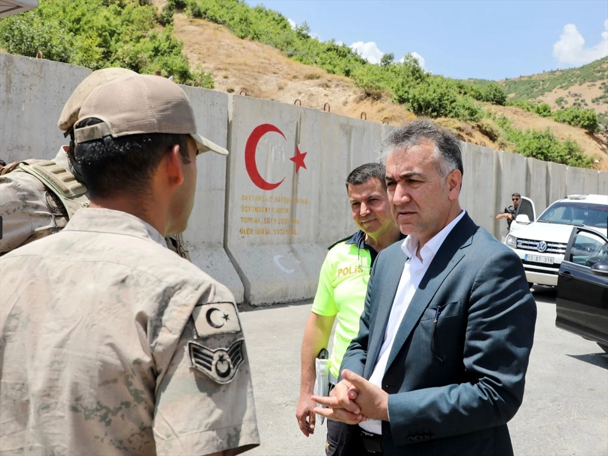 Bitlis Valisi Oktay Çağatay, yol kontrol ve uygulama noktasındaki jandarma personelini ziyaret etti