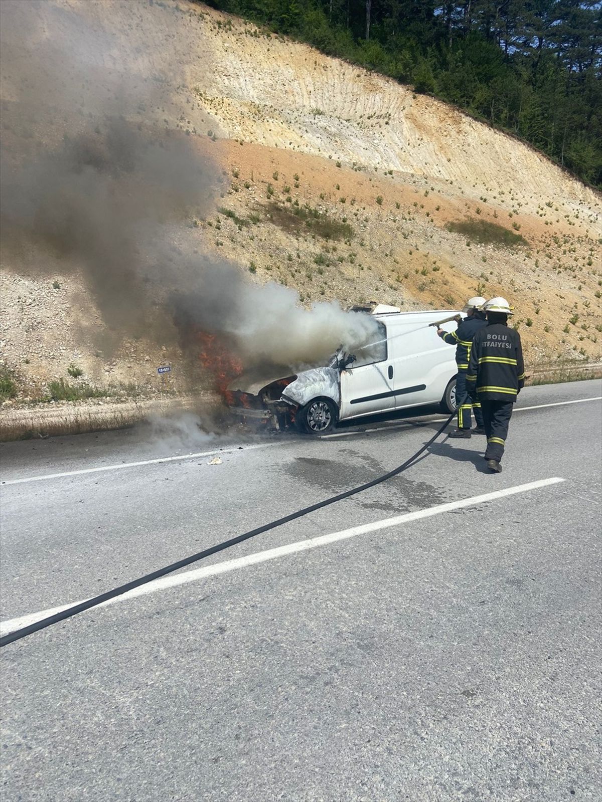 Bolu\'da seyir halindeki hafif ticari araçta çıkan yangın hasara neden oldu