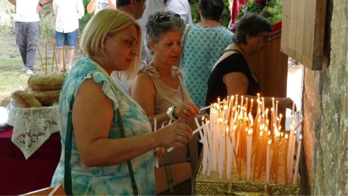 Bozcaada Ayazma Manastırı\'nda Rumlar Aya Paraskevi Günü Ayini Yaptı