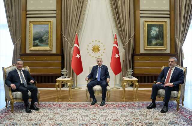 Çin'de 1 aydır haber alınamayan bakanın yerine atanan Dışişleri Bakanı Wang Yi, ilk ziyaretini Türkiye'ye yaptı Çin'de 1 aydır haber alınamayan bakanın yerine atanan Dışişleri Bakanı Wang Yi, ilk ziyaretini Türkiye'ye yaptı