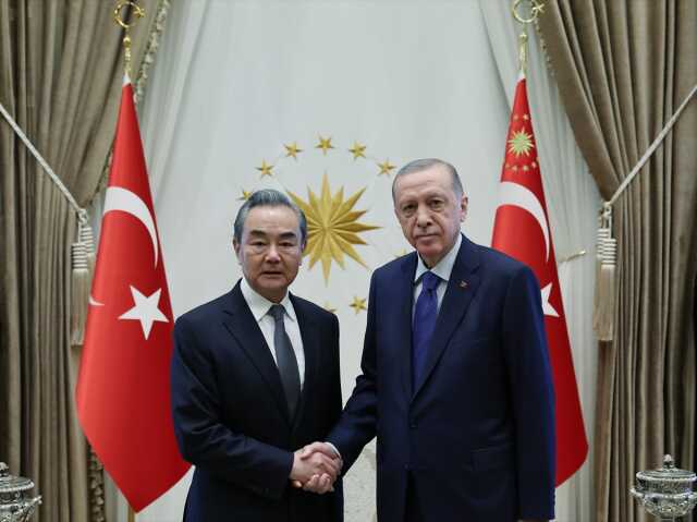 Çin'de 1 aydır haber alınamayan bakanın yerine atanan Dışişleri Bakanı Wang Yi, ilk ziyaretini Türkiye'ye yaptı Çin'de 1 aydır haber alınamayan bakanın yerine atanan Dışişleri Bakanı Wang Yi, ilk ziyaretini Türkiye'ye yaptı