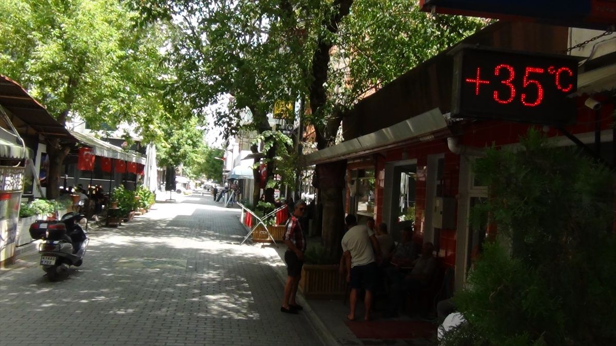 Darıca\'da Sıcak Hava Nedeniyle Cadde ve Sokaklar Boş Kaldı