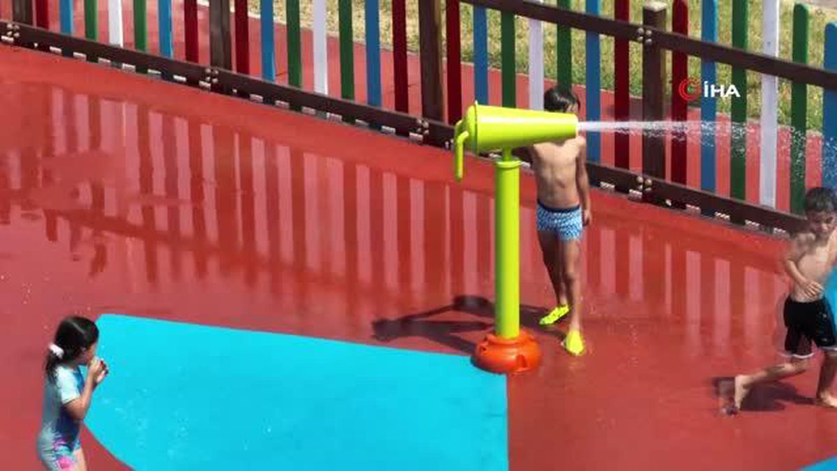 En sıcak günde çocuklar su parkında serinledi