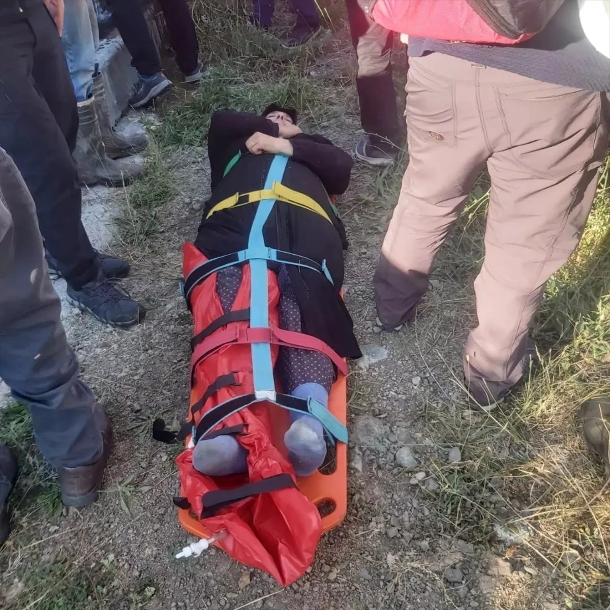 Erzincan\'da dağlık arazide ayağı kırılan kadın hastaneye ulaştırıldı