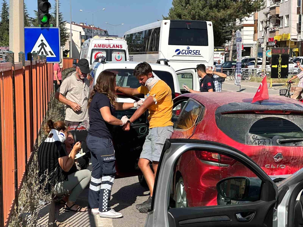 Eskişehir\'de Zincirleme Trafik Kazası: 4 Araçta Maddi Hasar