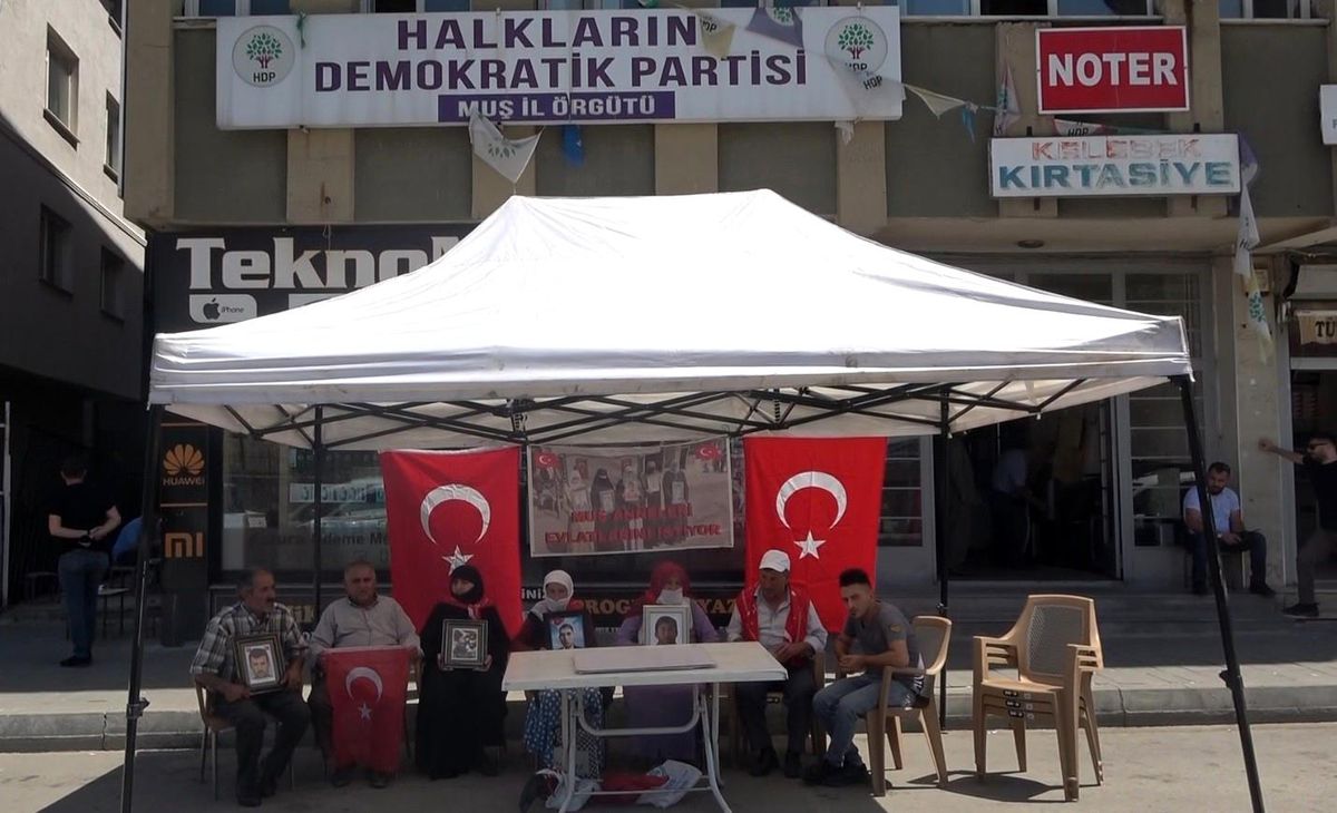 Muş\'ta HDP\'yi sorumlu tutan ailelerin evlat nöbeti sürüyor