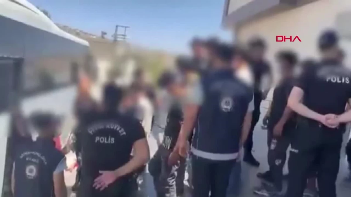 Nurdağı\'nda 38 kaçak göçmen yakalandı, 2 şüpheli tutuklandı