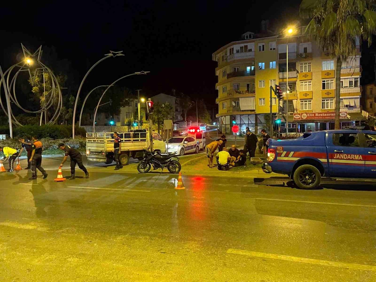 Antalya\'da kamyonetle motosiklet çarpıştı: 1 yaralı