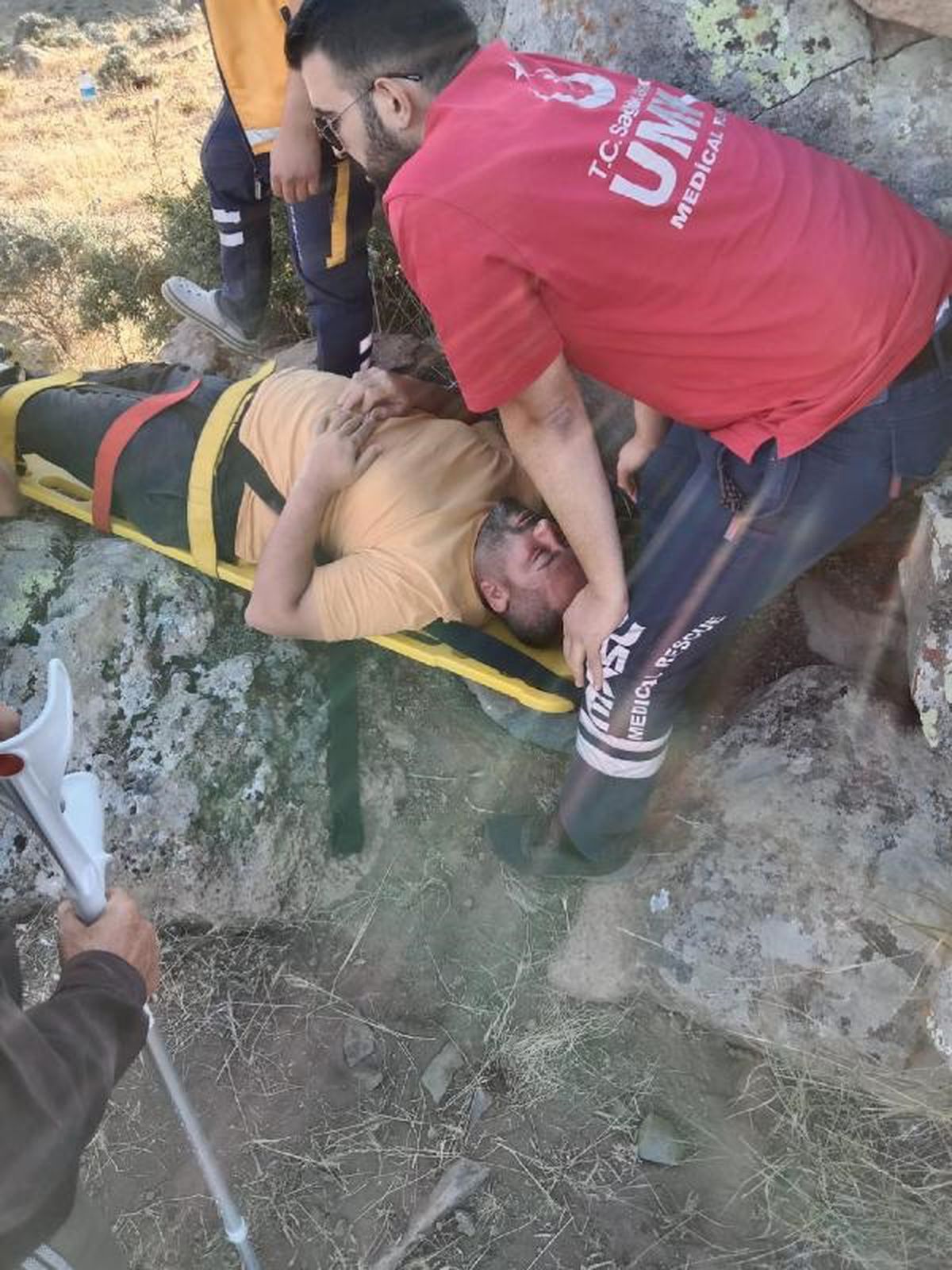 Dağda mahsur kalan kişi askeri helikopterle kurtarıldı