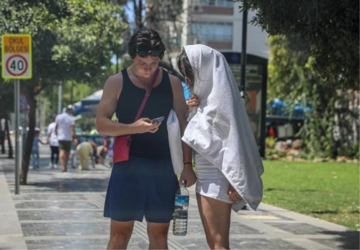 Antalya\'da Sıcak Hava Nedeniyle Güneşten Korunma Çabaları