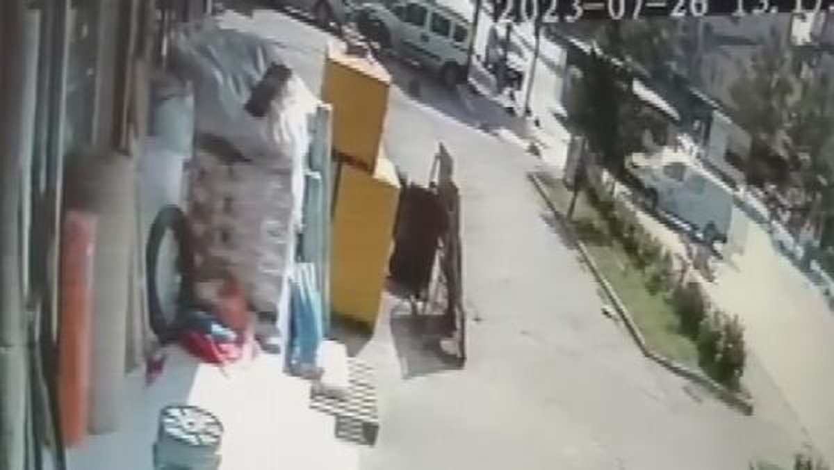 İETT Otobüsü Kırmızı Işıkta Geçerek Hafif Ticari Araça Çarptı