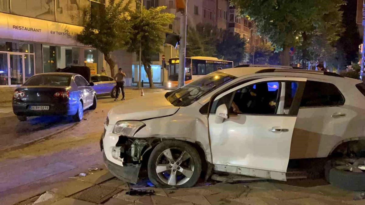 Eskişehir\'de Hatalı Dönüş Yüzünden Meydana Gelen Trafik Kazasında 2 Araç Kullanılamaz Hale Geldi