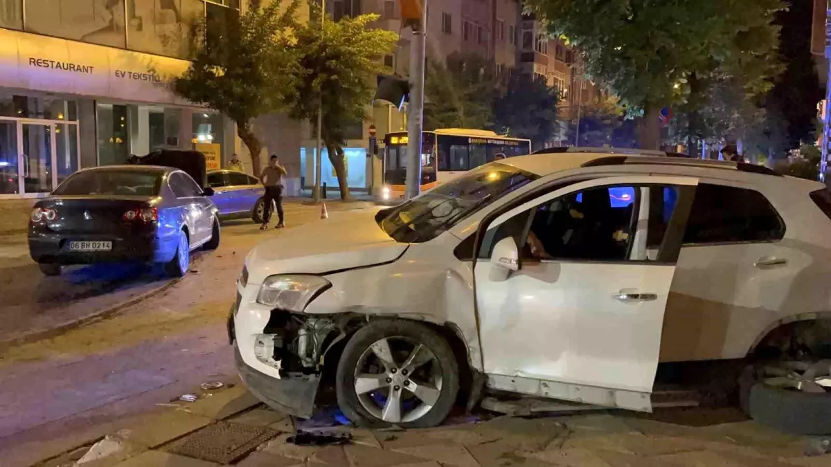 Eskişehir\'de Hatalı Dönüş Yüzünden Meydana Gelen Trafik Kazasında 2 Araç Kullanılamaz Hale Geldi